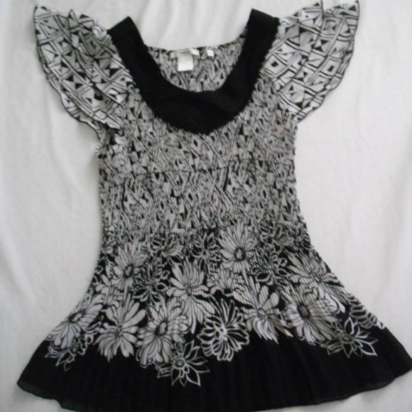 Niccola Tops - Women's Ruffle Sleeve Rouched Short Sleeve Size M